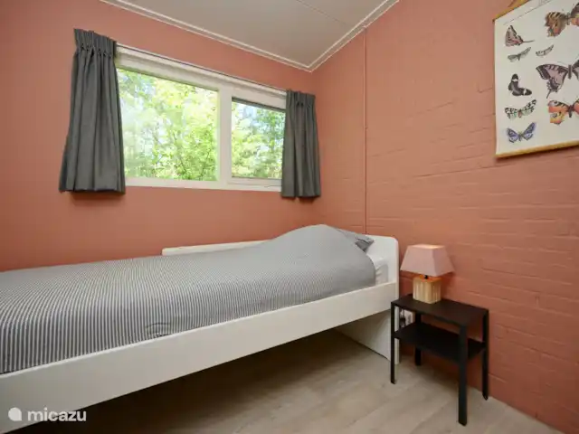 Slaapkamer met 1-persoonsbed en kledingkast